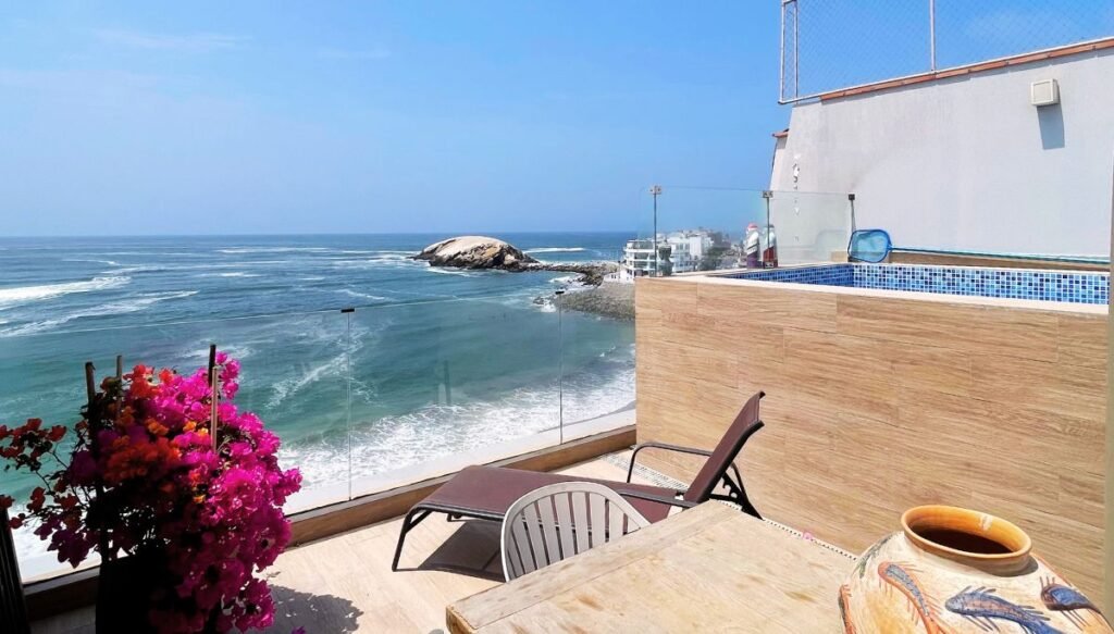 Exclusivo dúplex en primera fila en el Malecón de Punta Hermosa - WEB