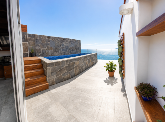 1.- Terraza y Piscina